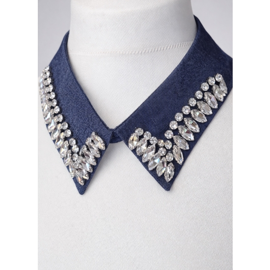 Elegancki kołnierzyk z denimu zdobiony efektownymi kryształkami – stylowy dodatek, który w kilka sekund odmieni każdą stylizację.